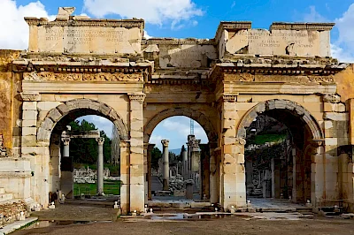 The Mazeus-Mithridates Gate: A Tribute to Augustus