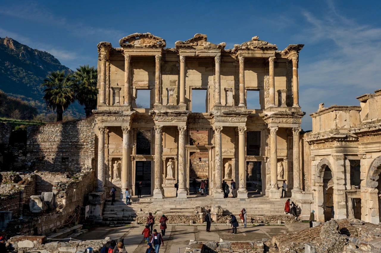 Artemis ve Efes: B&uuml;y&uuml;k Tapınak ve &Ouml;nemi